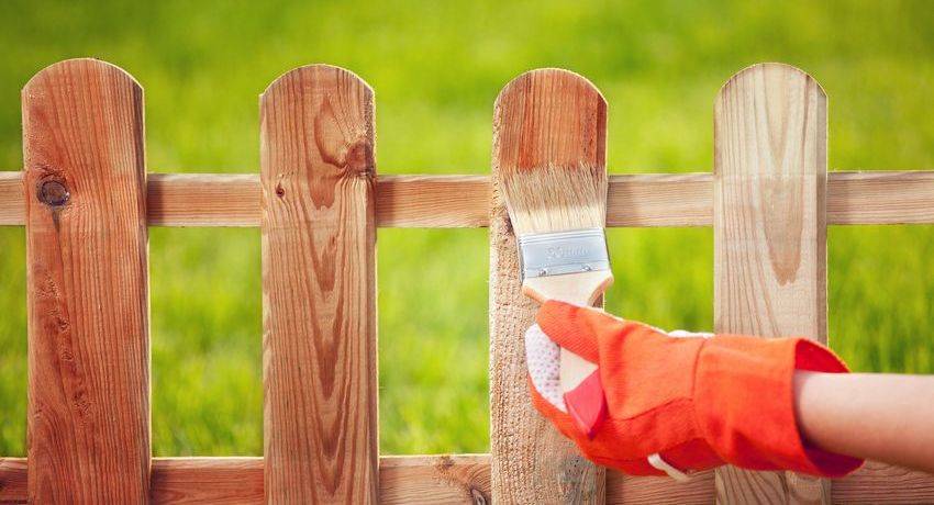 Чем покрасить деревянный забор надолго: пропитка для долговечности