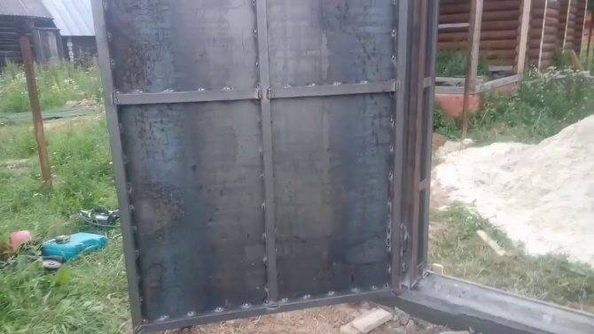 Распашные ворота для гаража своими руками - как сделать металлическую конструкцию, пошаговая инструкция