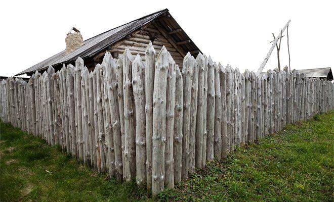 Забор из бревен – декоративный забор из оцилиндрованного бревна