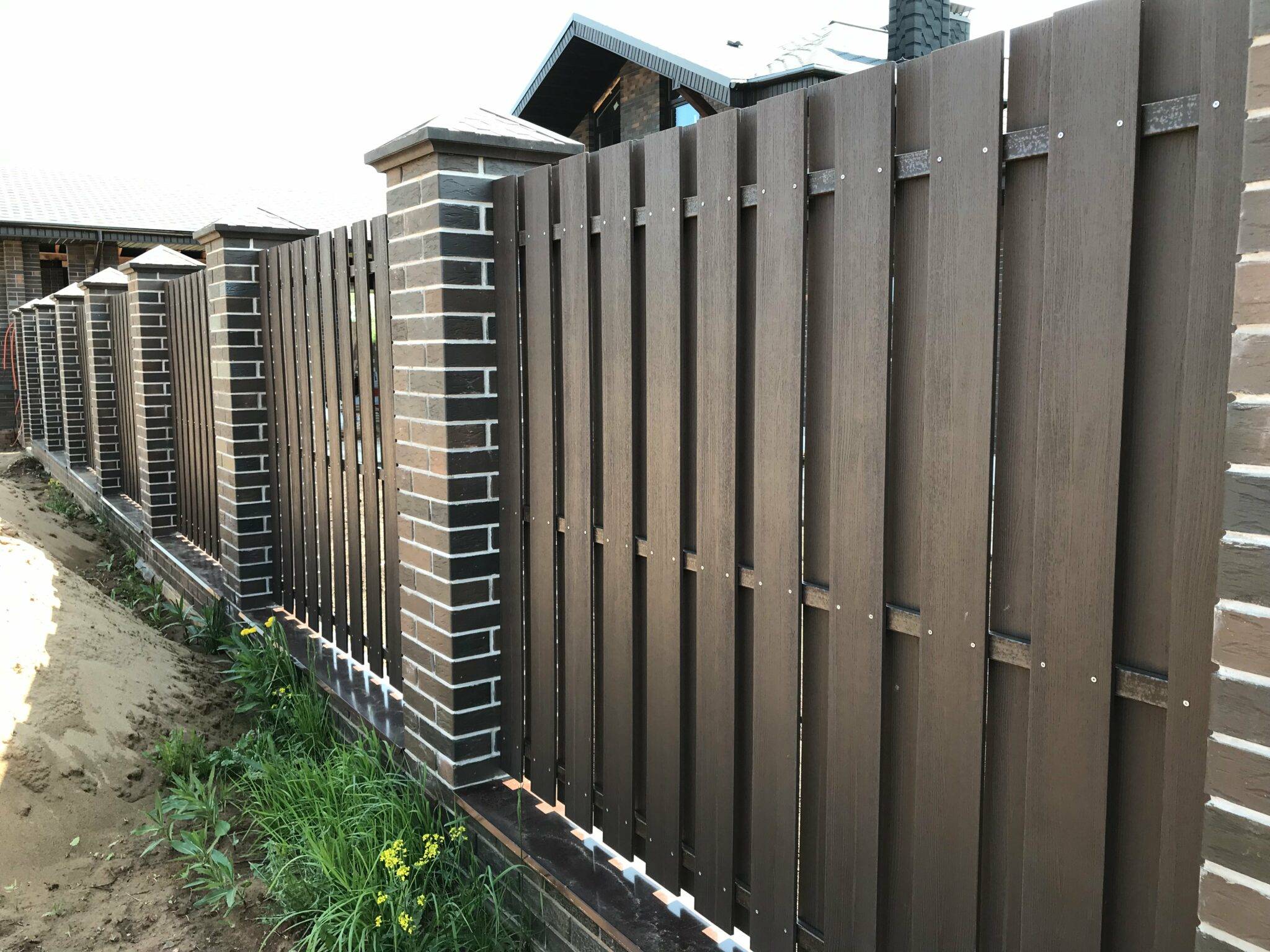 Забор из террасной доски или дпк — его виды, монтаж и стоимость