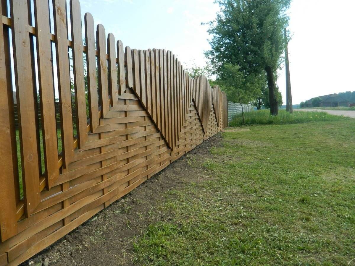 Пошаговая инструкция, как сделать забор из деревянного штакетника