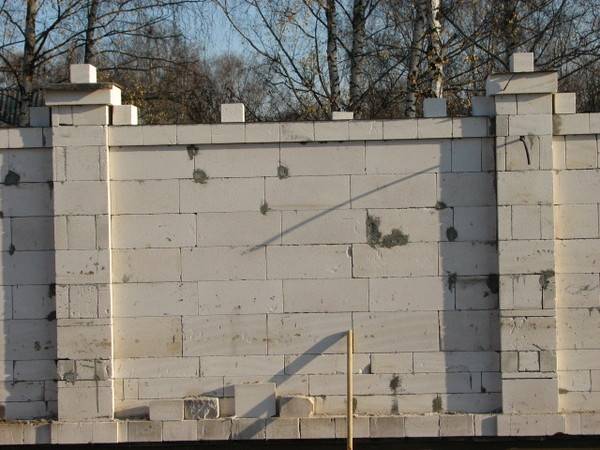 Как построить забор из пеноблоков или газобетона