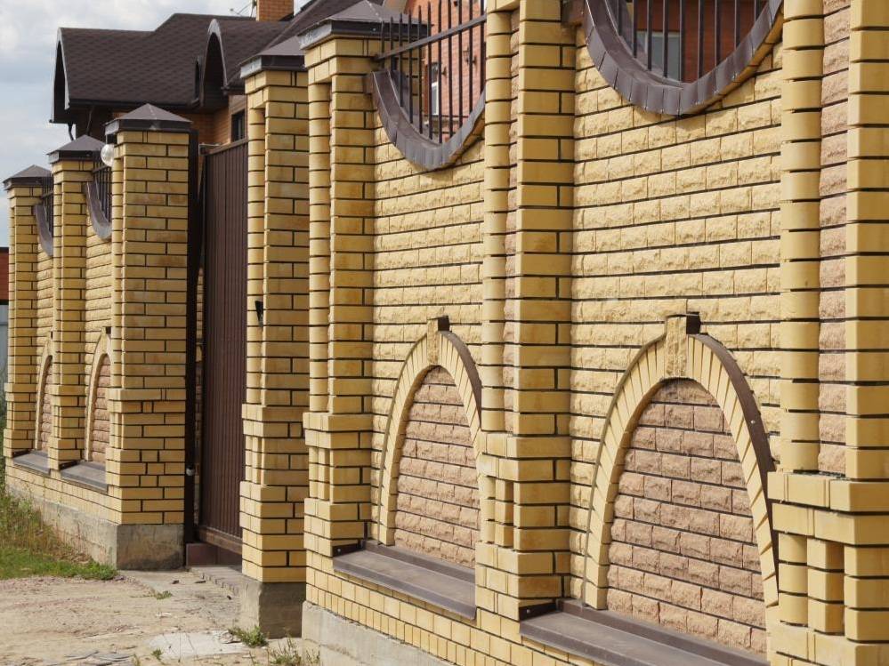 Кирпичный забор фото: дизайн со столбами для частного дома и с профлистом