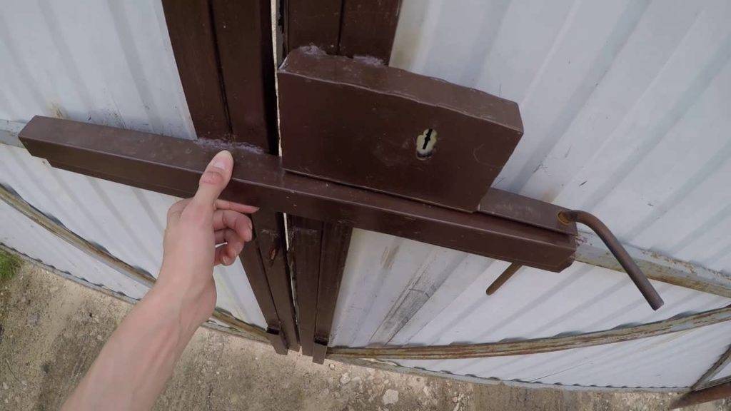 Как сделать засов для ворот: своими руками на гаражные распашные створки