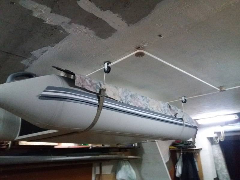 Как хранить лодку из пвх зимой — условия хранения на морозе, под потолком в гараже
