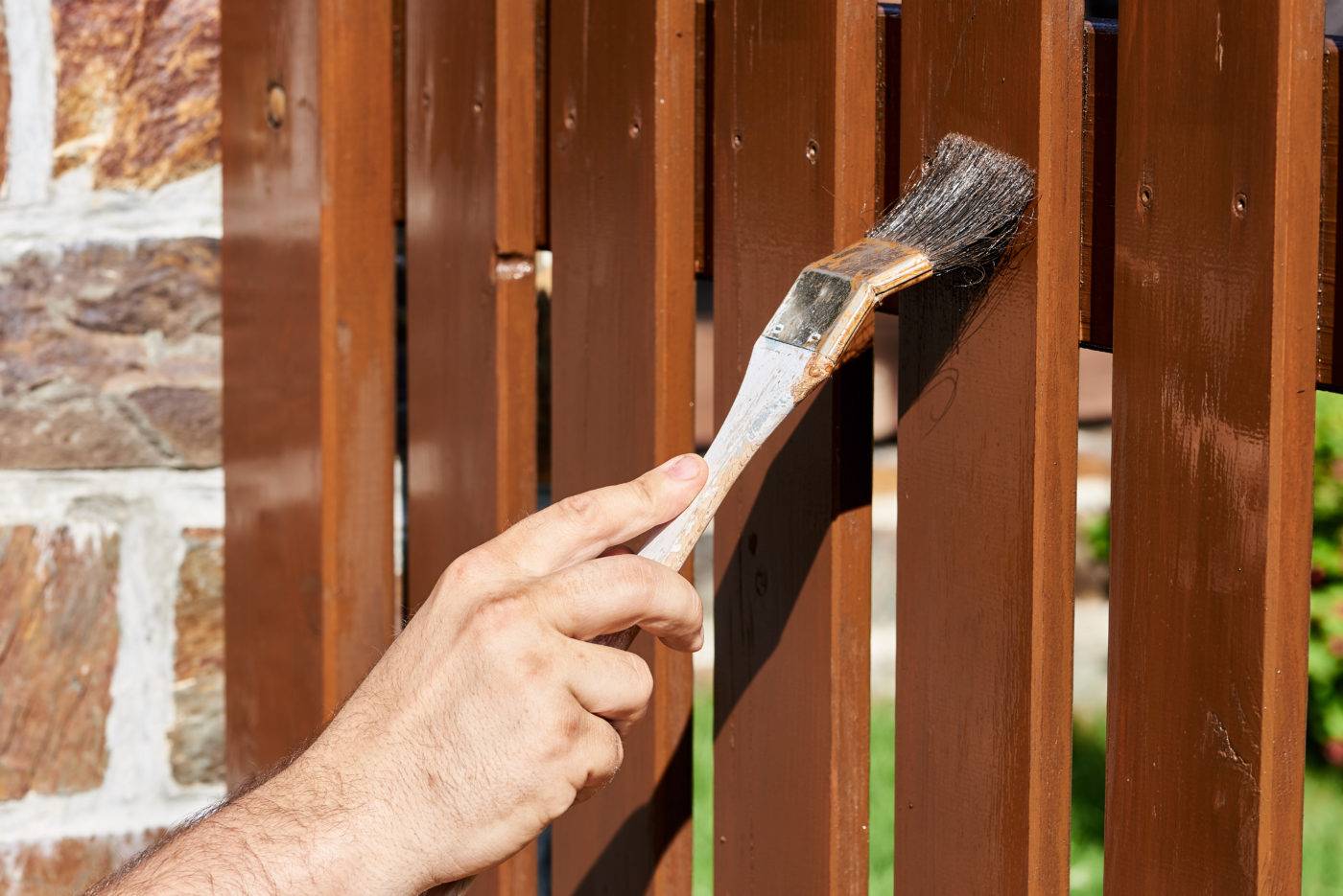 Чем покрасить металлический забор?