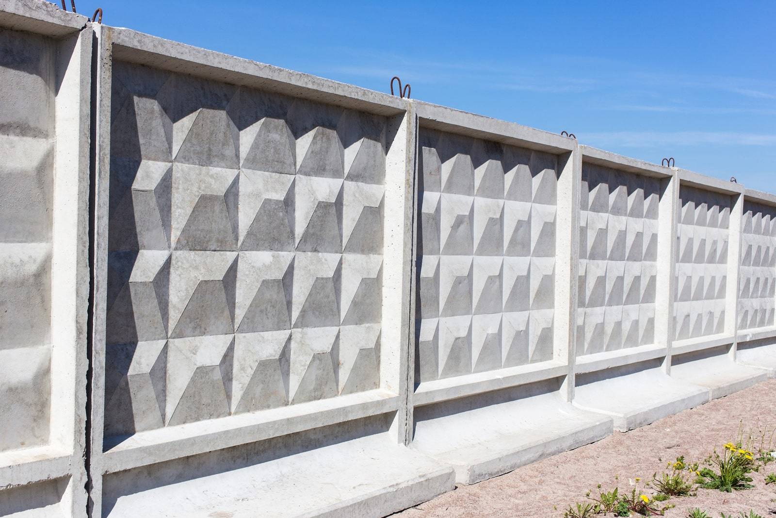 Как сделать забор из бетонных плит своими руками?