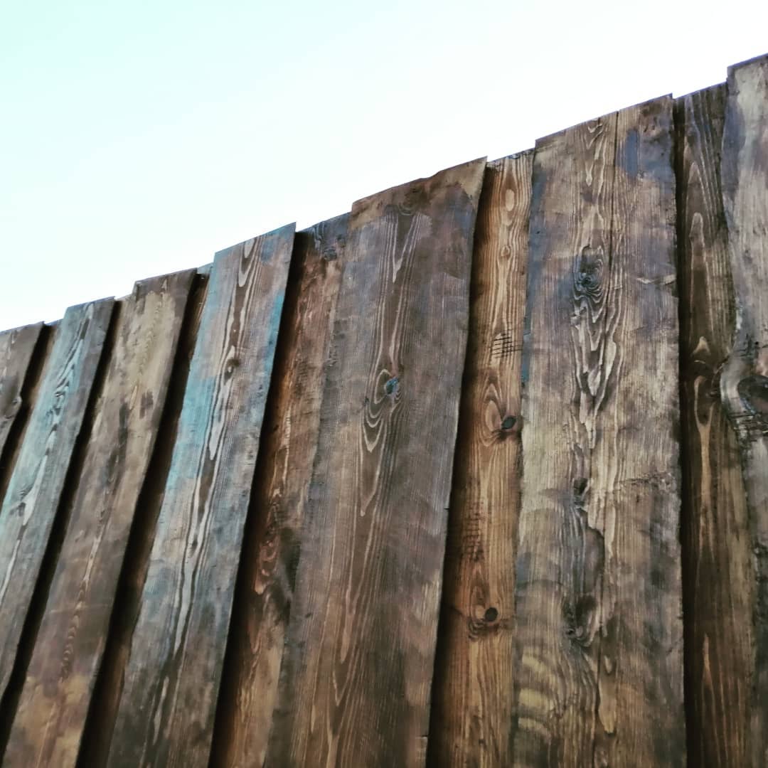 Забор из необрезной доски – неожиданная эстетика от материала второго сорта