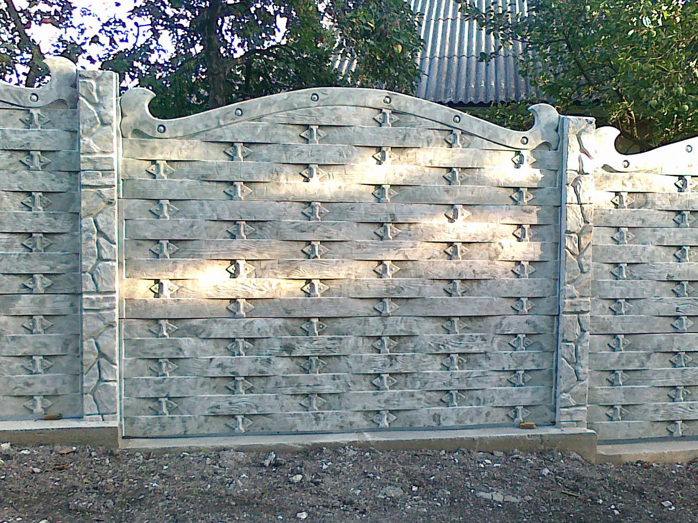 Декоративные заборы из бетона в виде панелей