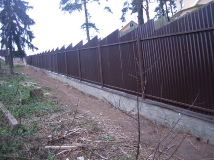 Как правильно поставить забор на склоне?