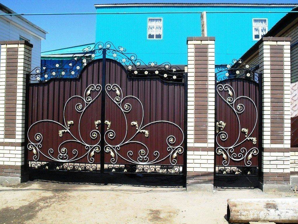 Ворота из металлопрофиля с элементами ковки: калитка кованная с профнастилом фото