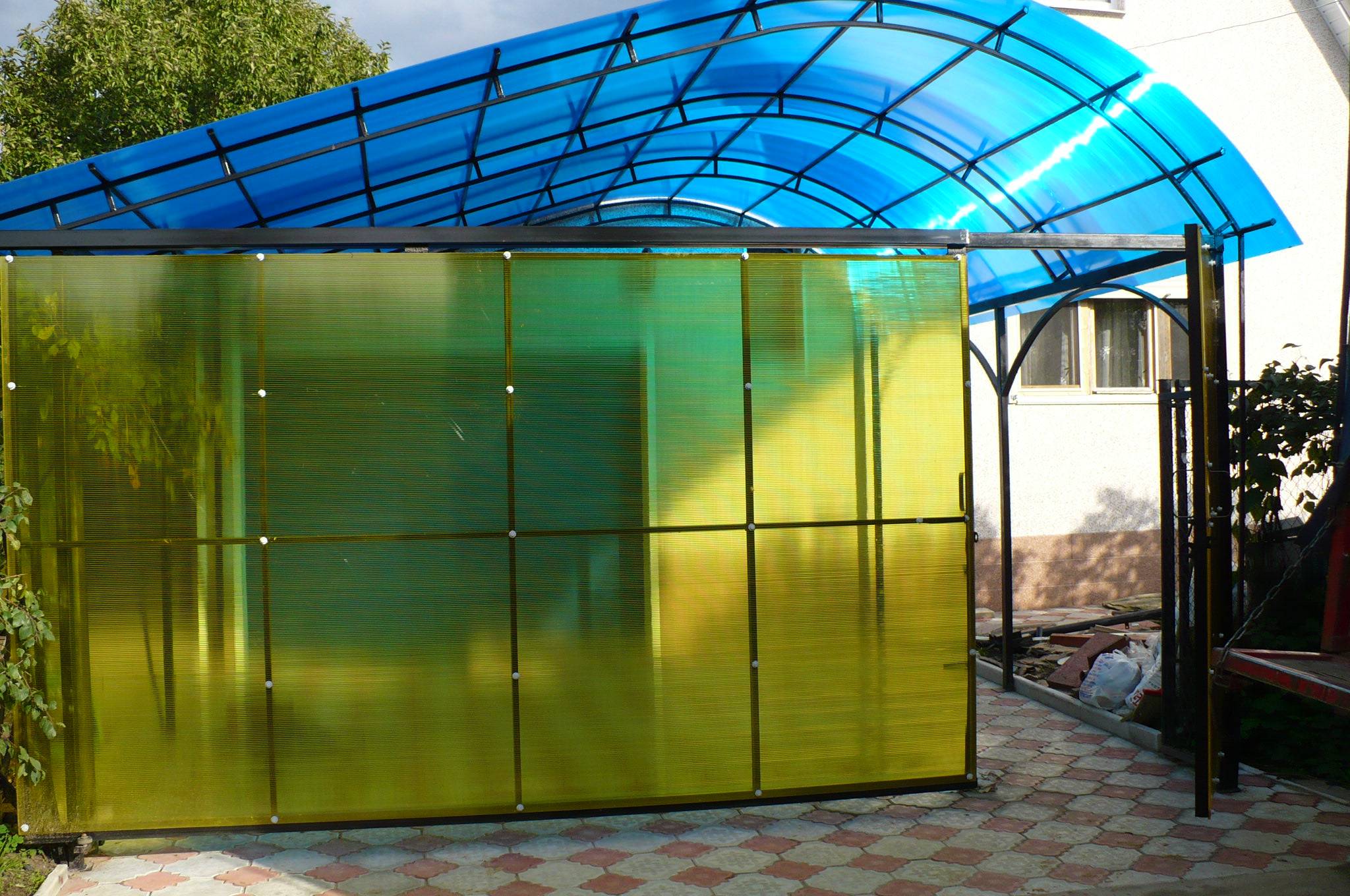 Прозрачный забор: полупрозрачный из металла, светопрозрачный из поликарбоната, дерева и пластика, фото