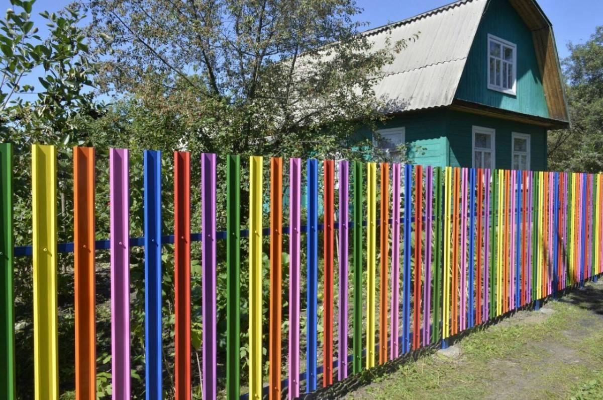 Какой краской покрасить металлический забор на улице