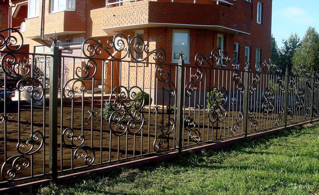 Кованый забор для дома- ажурное оформление участка (54 фото)