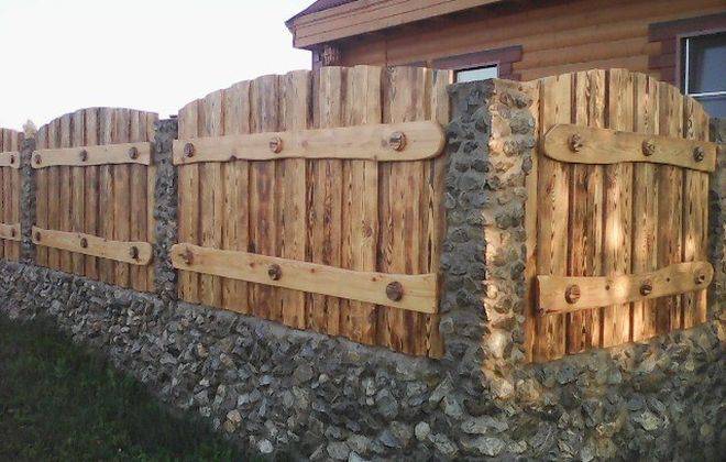 Забор из горбыля своими руками: пошаговая инструкции по строительству (фото, видео)
