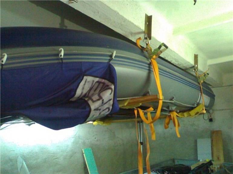 Как подвесить лодку в гараже к потолку