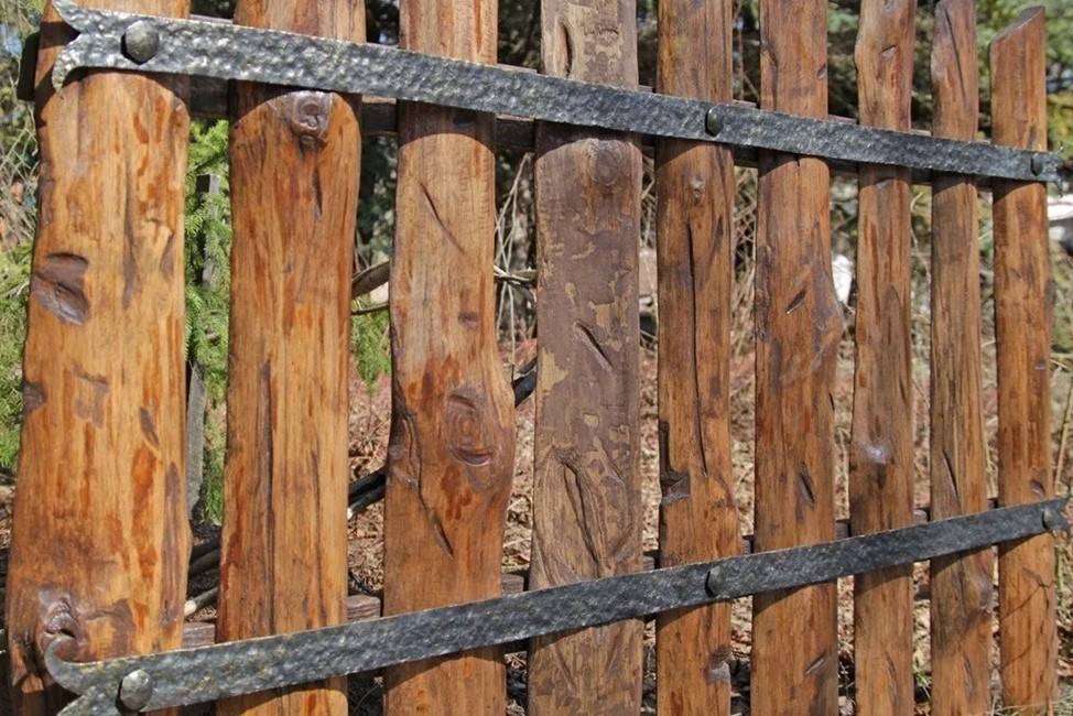 Забор из брёвен своими руками: фото и описание видов