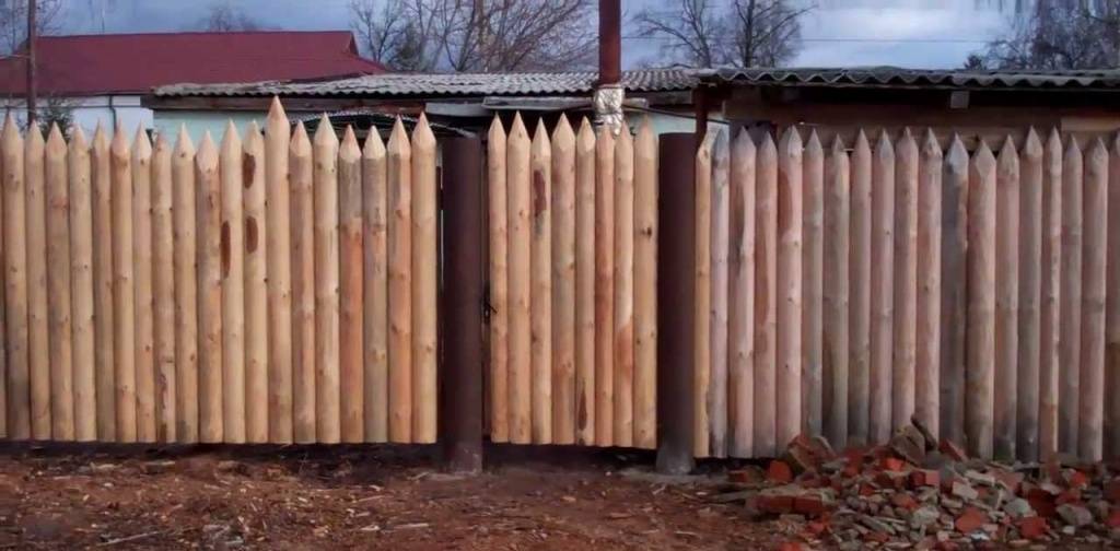 Забор из досок (65 фото): разновидности деревянных ограждений