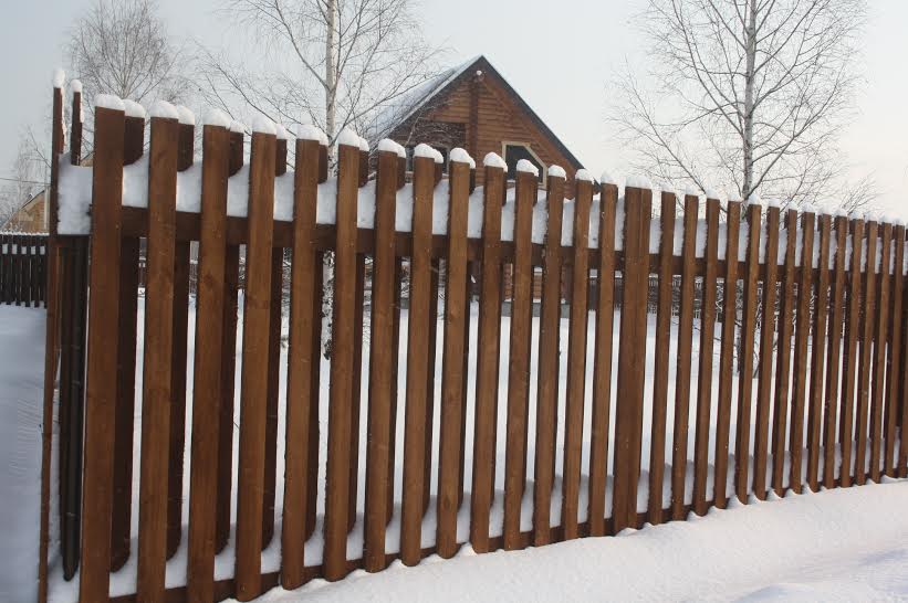 Деревянный забор: технология строительства и рекомендации по уходу в процессе эксплуатации