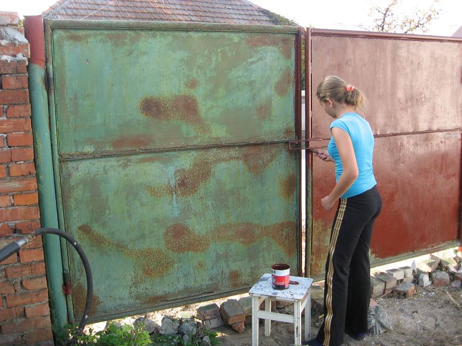 Как покрасить гаражные ворота