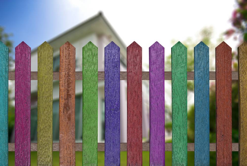 Как покрасить забор из штакетника фото
