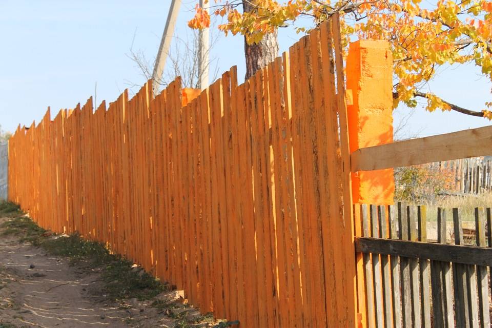 Чем покрасить деревянный забор своими руками