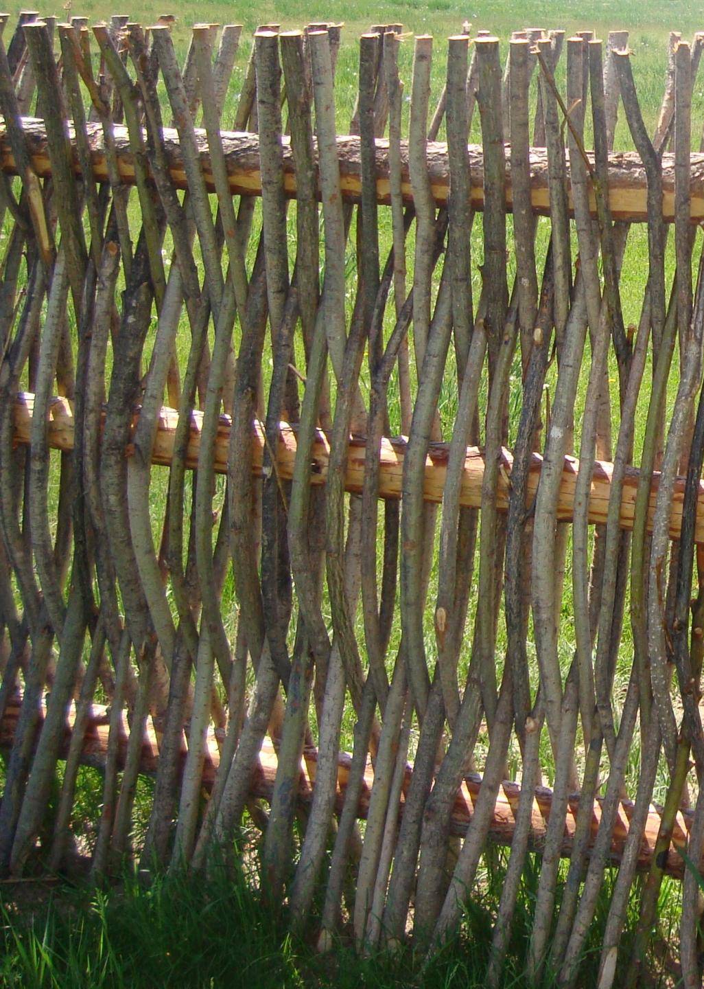 Как сделать забор плетень своими руками: инструкция (70+ фото)