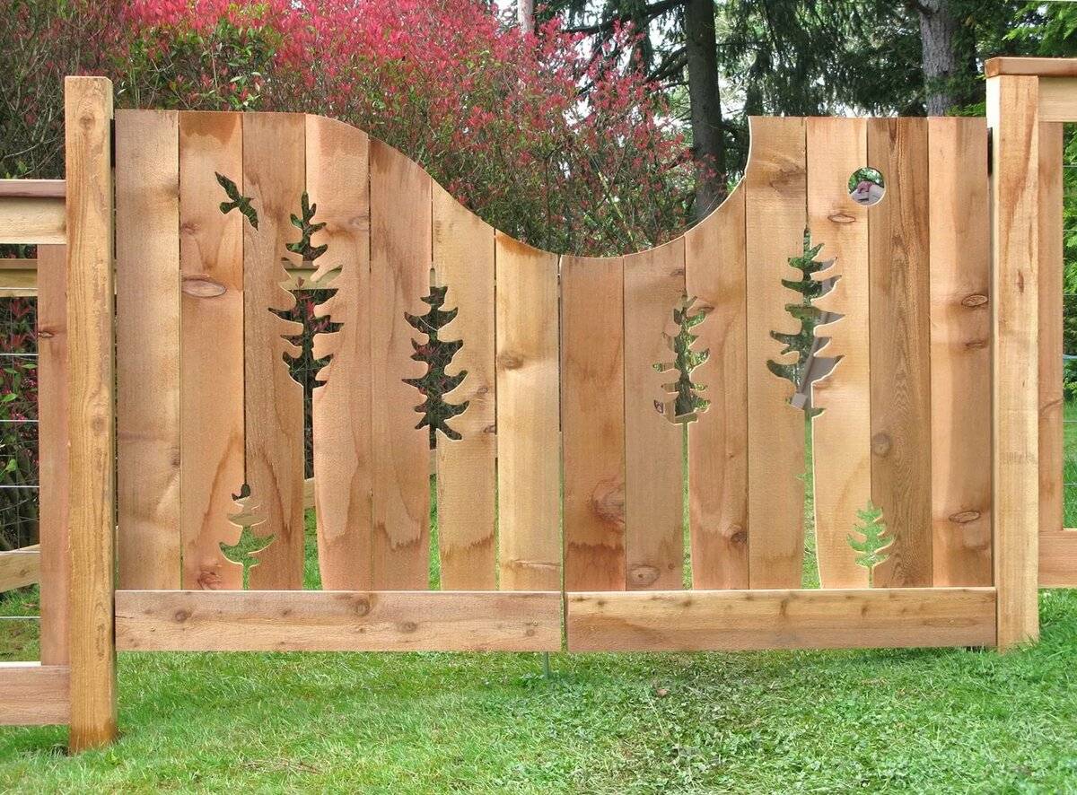 Простой деревянный забор на металлических столбах с интересным оформлением своими руками