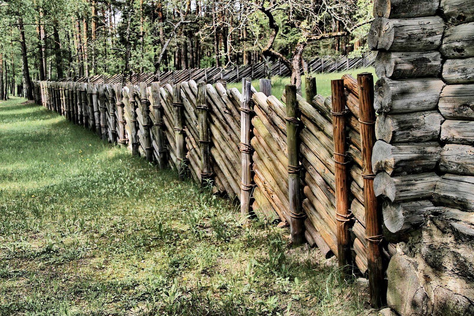 Забор из бревна своими руками: выбор материала, [16] фото