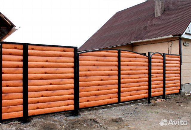Забор из блокхауса: фото горизонтального из металла и вертикального из дерева