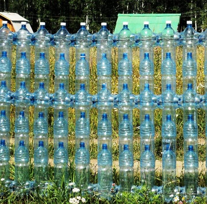 Варианты постройки забора из пластиковых бутылок - строй-специалист.ру