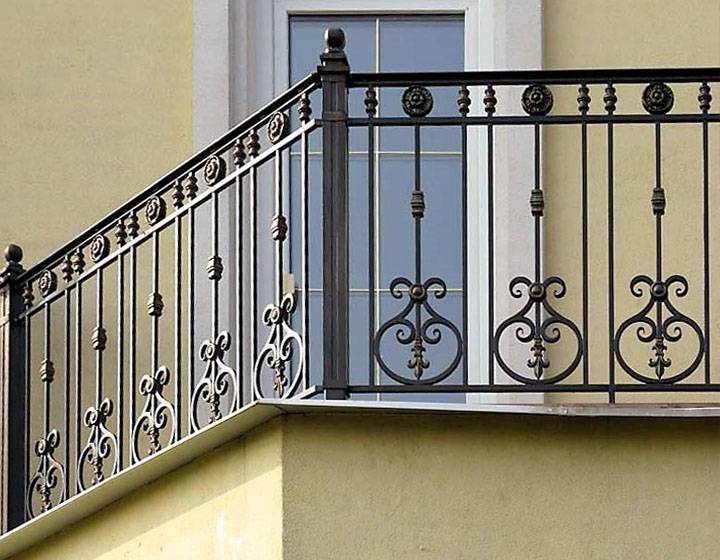 Кованый балкон: фото и рекомендации (перила, ограждения, мебель)