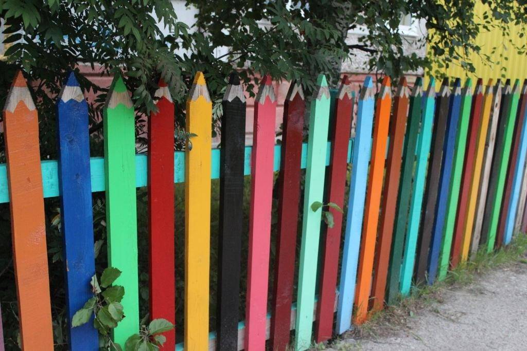 Как покрасить забор из сетки рабицы, штакетника: инструкция, какую выбрать краску (видео и фото) — sibear.ru