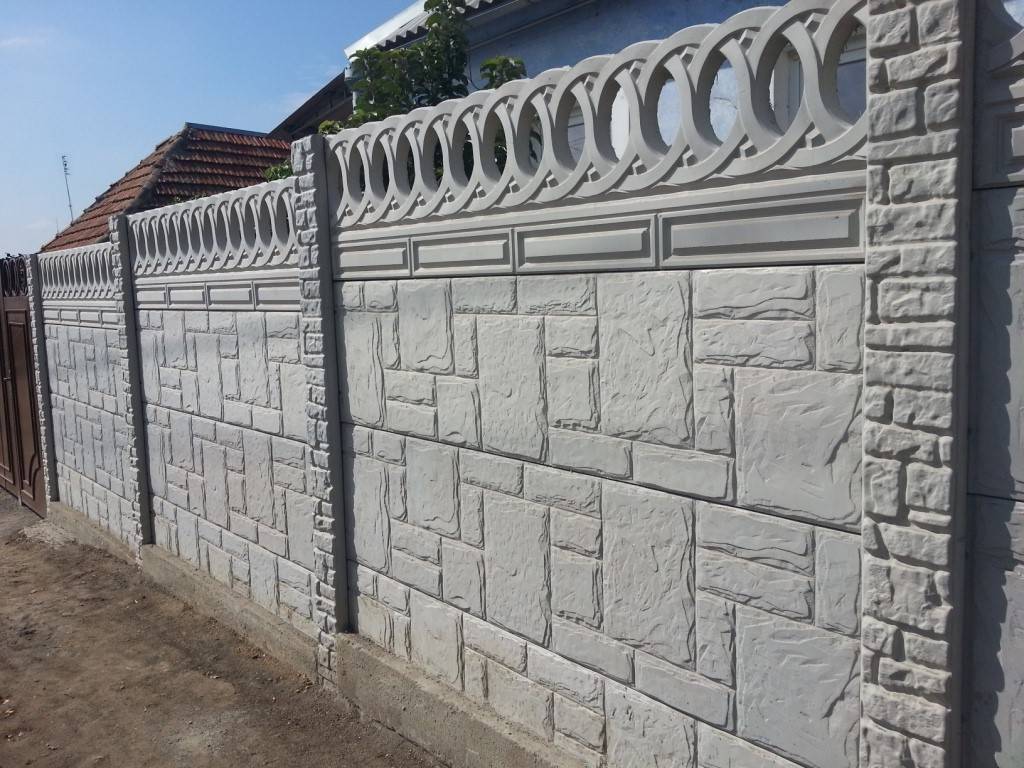 Как сделать забор из бетонных плит своими руками?