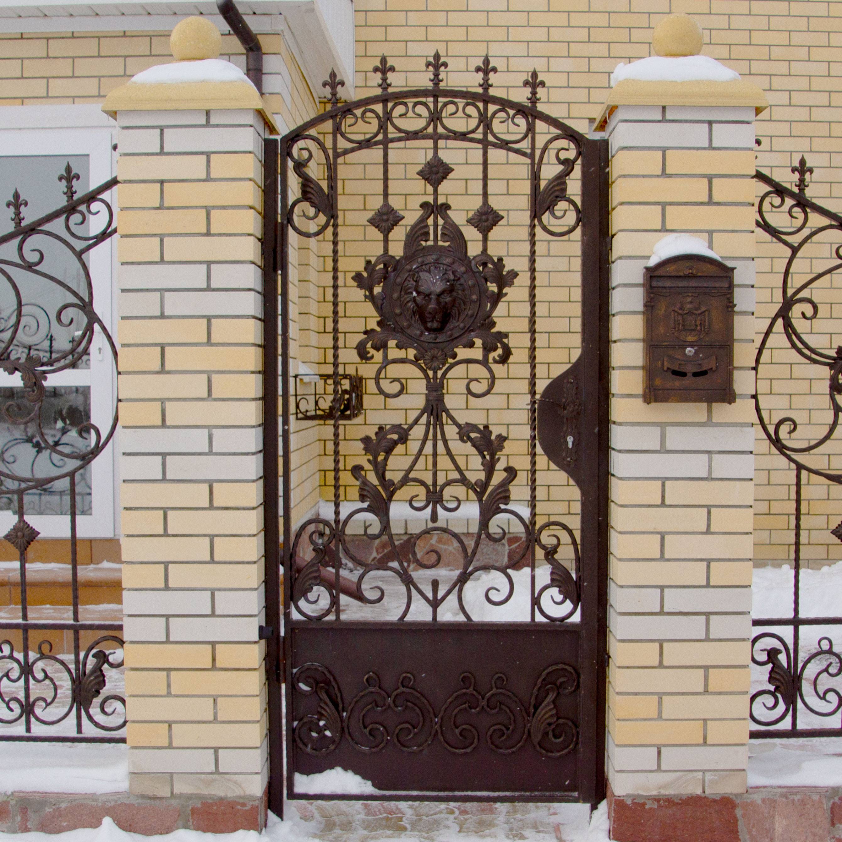 Кованые ворота с калиткой (35 фото): плюсы и минусы, особенности установки