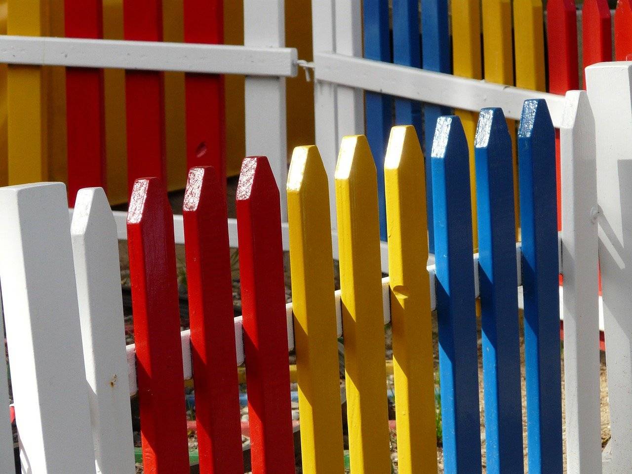 Чем покрасить забор из штакетника: выбираем краску. чем покрасить деревянный штакетник чем покрыть деревянный штакетник