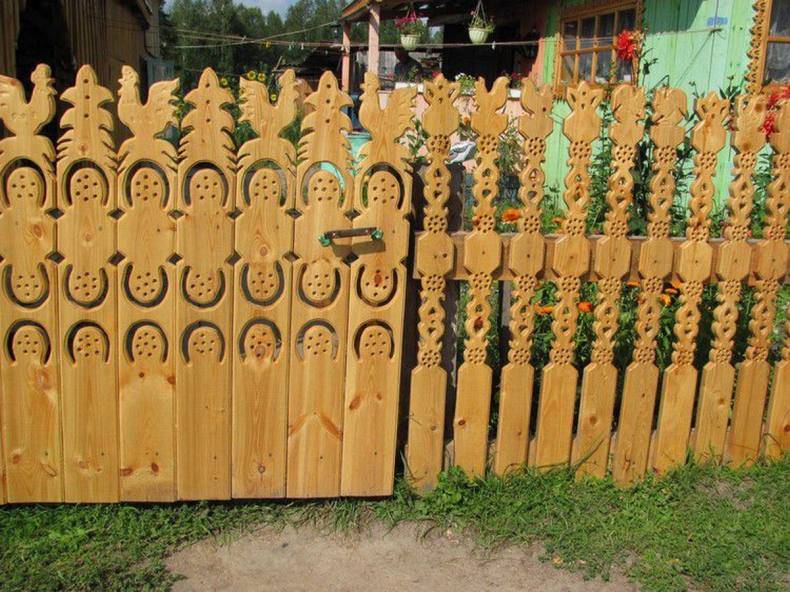 Забор из деревянного штакетника: фото, чертежи и схемы
