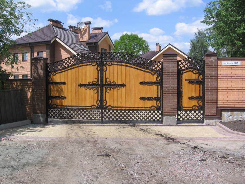 Красивые ворота для частного дома с забором и калиткой. 135 фото универсальных моделей с современным дизайном