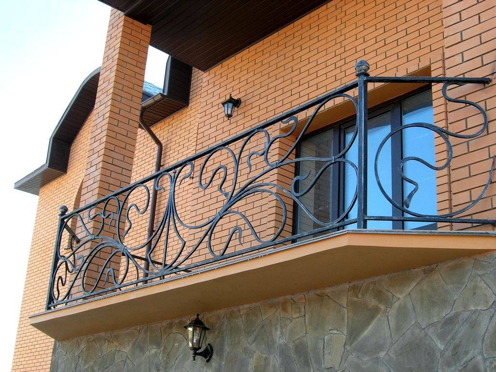 Кованый балкон: основные виды, преимущества и недостатки