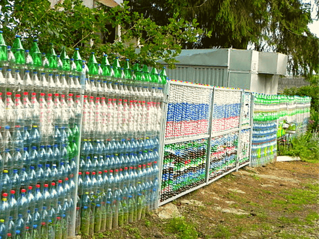 Как сделать забор из пластиковых бутылок - из каких можно построить капитальный забор: инструкция +фото и видео и сколько потребуется пластиковых бутылок для дачного забора? 