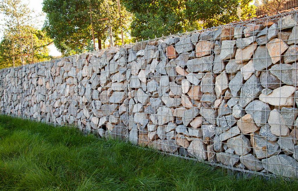 Забор из камня: как его построить своими руками — фото, видео.