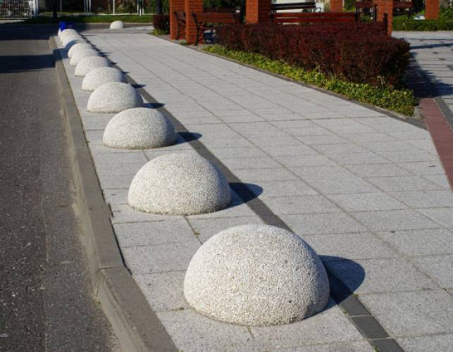 Ограждения для парковки: бетонные столбики во дворах, полусфера и цепь