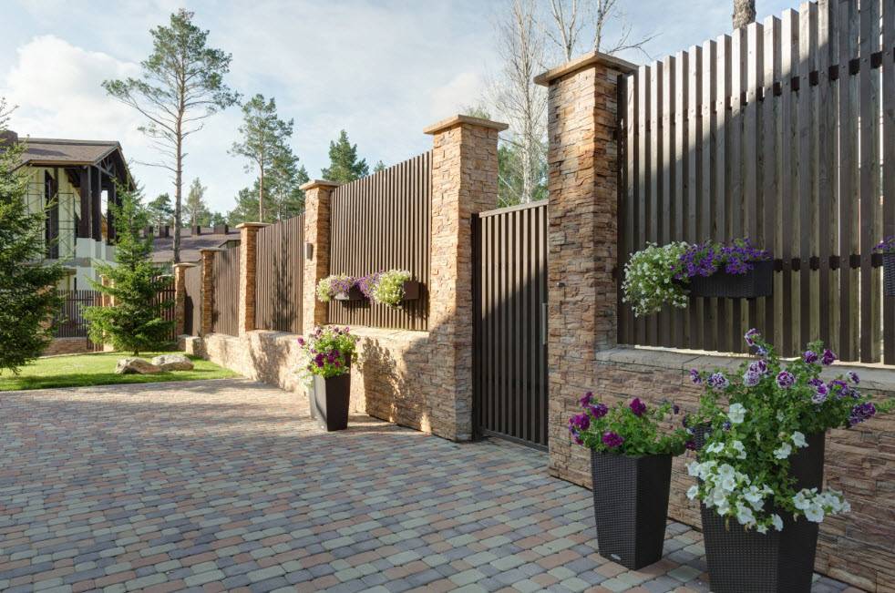 Дизайн забора частного дома: фото современных дворов возле оград и ворот