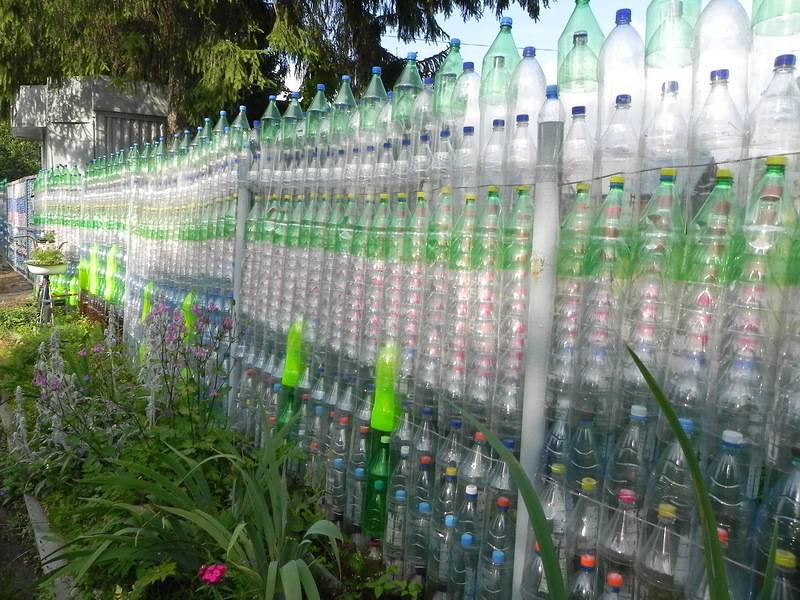 Как сделать забор из пластиковых бутылок своими руками | «mz»