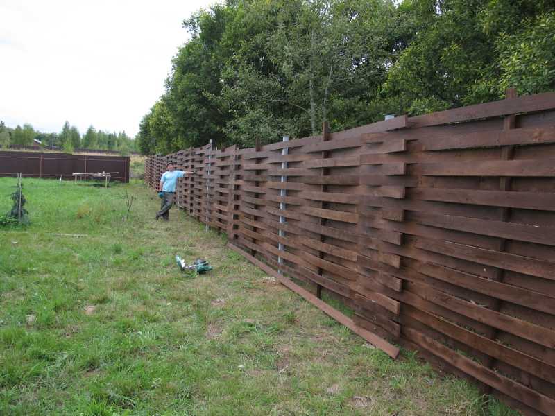 Горизонтальный плетеный забор из досок – технология изготовления: обзор