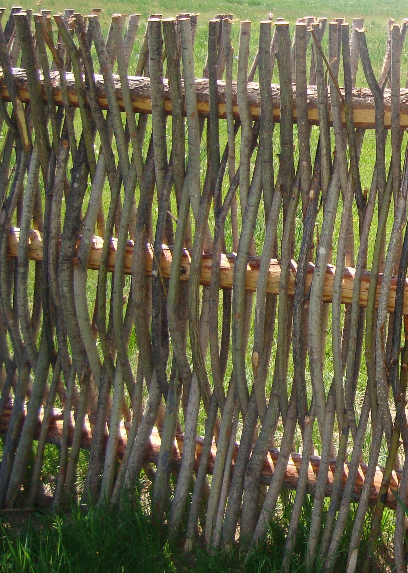 Деревянный плетеный забор из досок — самостоятельно и пошагово