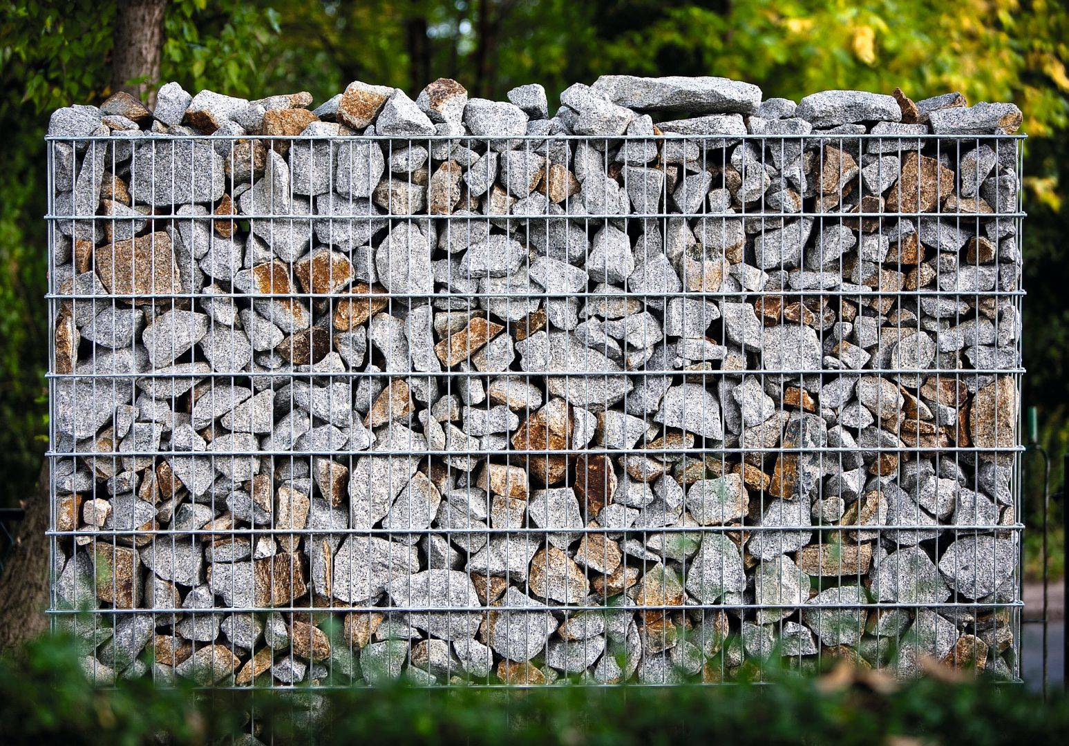 Забор из габионов: фото и видео, укладка камней в сетке