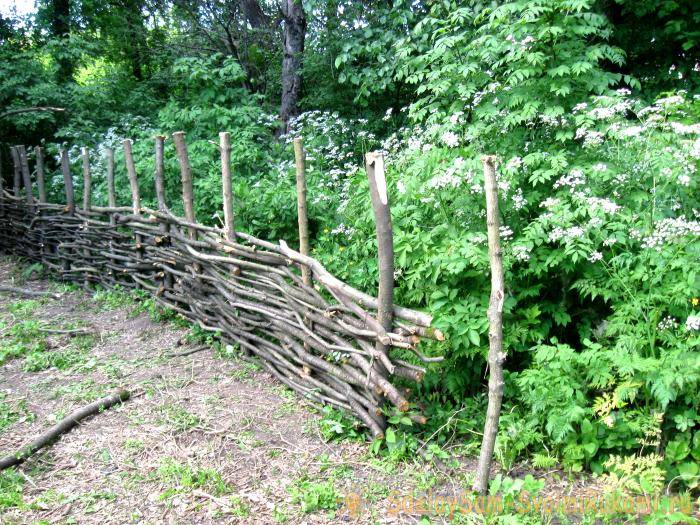 Забор из веток деревьев или кустарников своими руками [20 фото] | «mz»