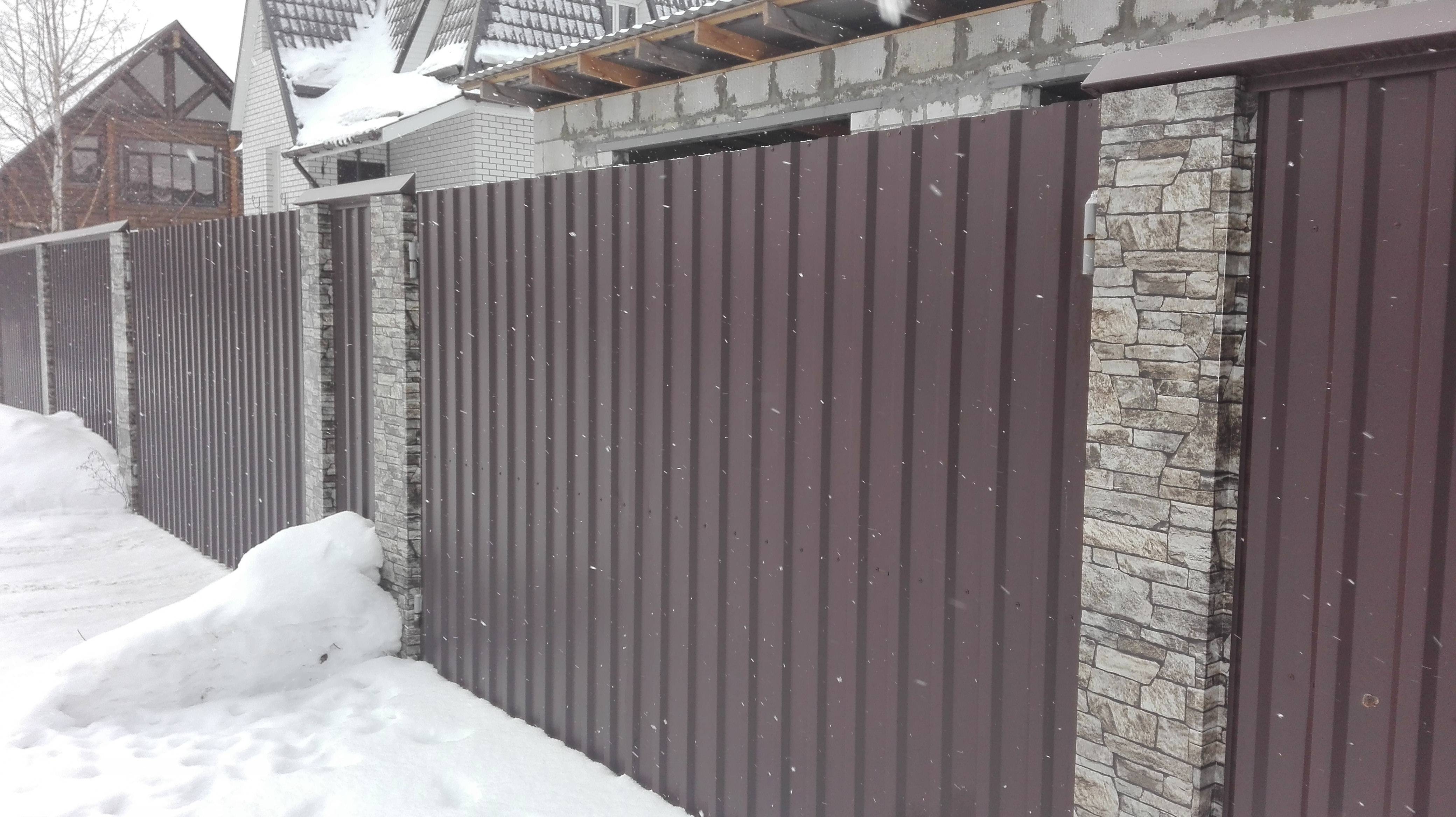 Забор из металлопрофиля — особенности конструкции, способы изготовления своими руками, полезные советы - заборчик