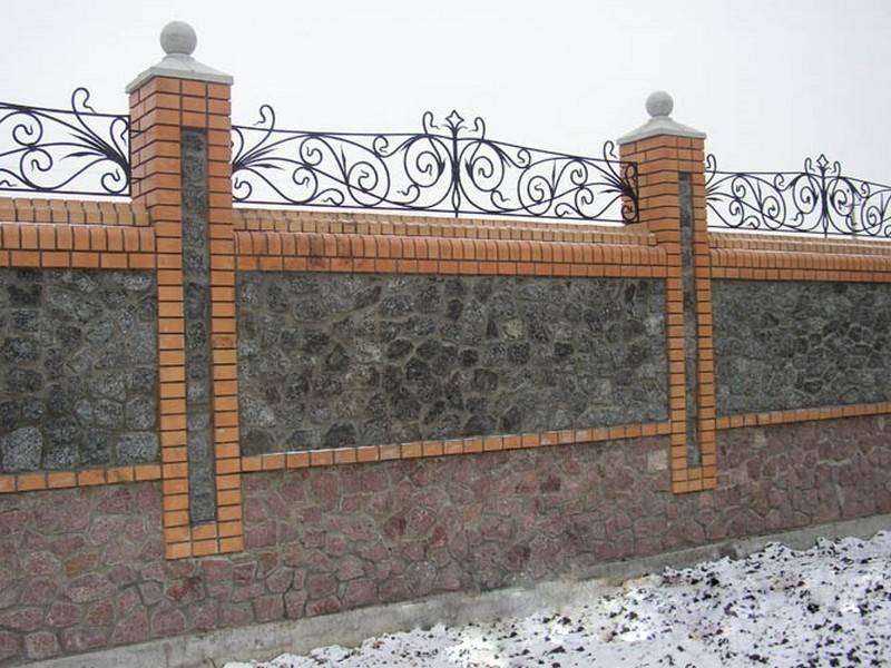 Кирпичный забор: надежное и привлекательное ограждение в классическом стиле